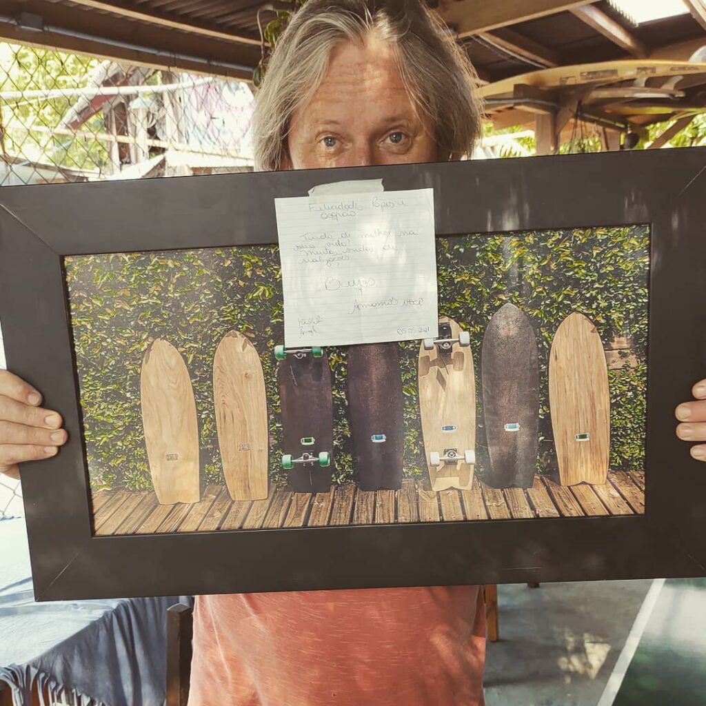 Lelo segurando seu quadro de shapes de surfskate da lelo skateboards