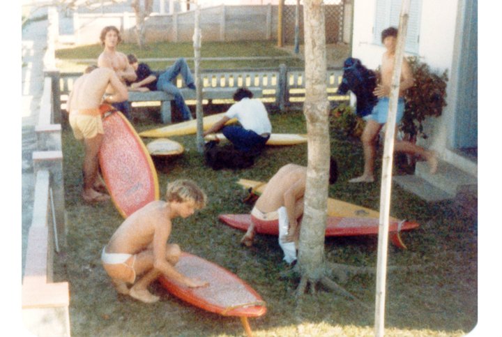 lelo e amigos preparando as pranchas de surf campeonato em 1979